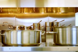 Read more about the article Peralatan Dapur Stainless Steel vs. Peralatan Dapur Non-Stainless Steel untuk Restoran Anda